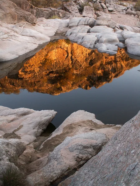 Réflexions rouges et rochers blancs Portrait — Photo