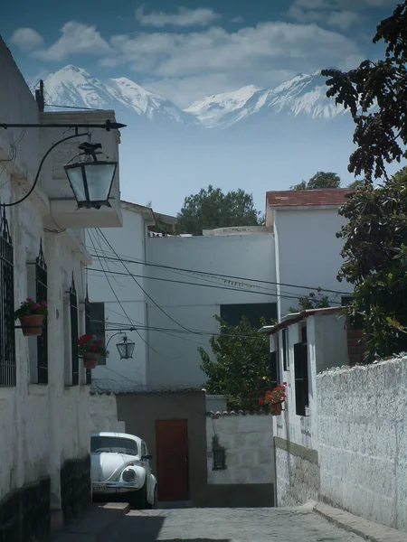 Montanhas sobre uma rua — Fotografia de Stock