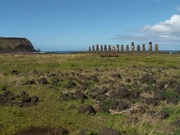 Reihe von Moai an der Küste — Stockfoto