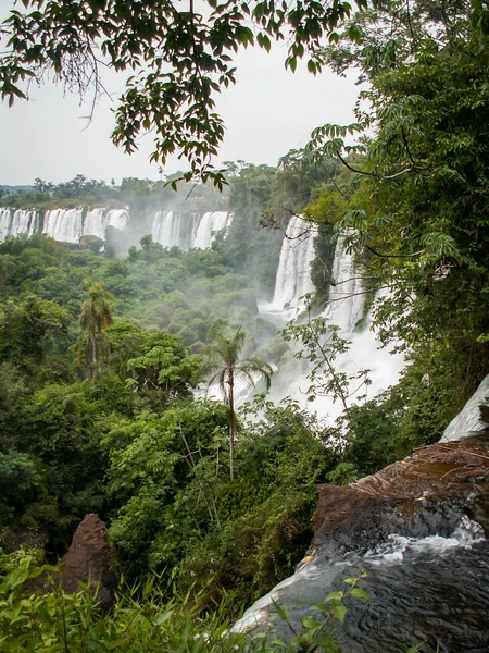 Fila de cascadas en Iguazú Falls Retrato —  Fotos de Stock