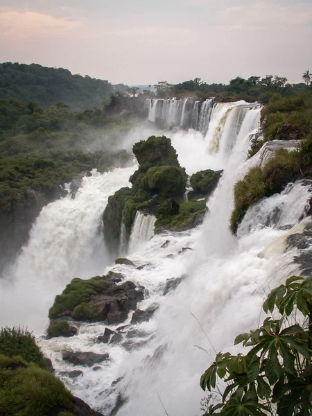 Рядок водоспад Ігуасу падає — стокове фото
