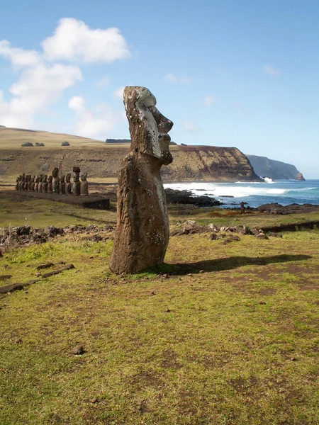 Moai With Row Behind — Stock Photo, Image