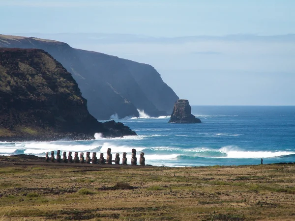 Reihe von Moai durch Meereslandschaft lizenzfreie Stockfotos