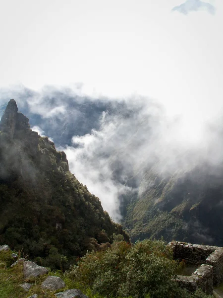 Valle nebbiosa e rovina inca — Foto Stock