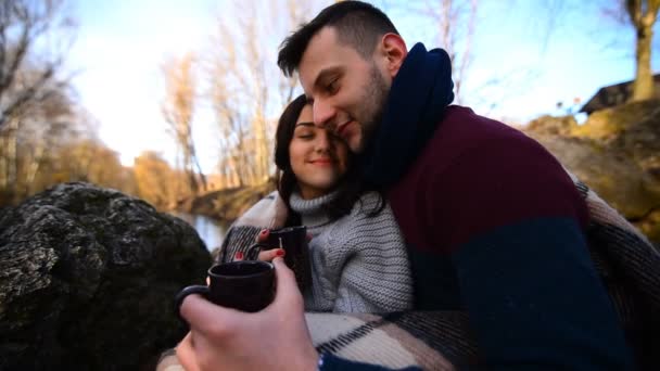 Jovem casal feliz ao ar livre — Vídeo de Stock