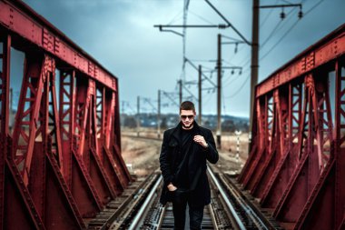 Demiryolu üzerinde yürüme sakallı