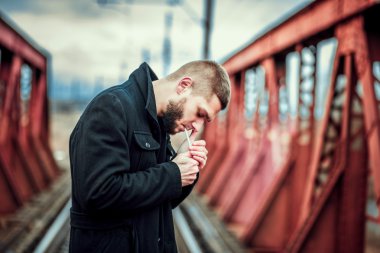 Demiryolu üzerinde yürüme sakallı