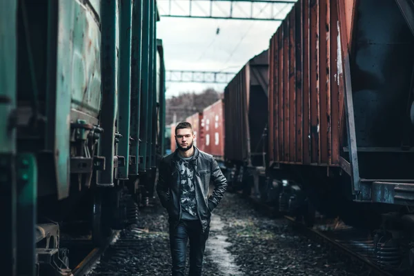 Man met baard lopen op het spoor — Stockfoto