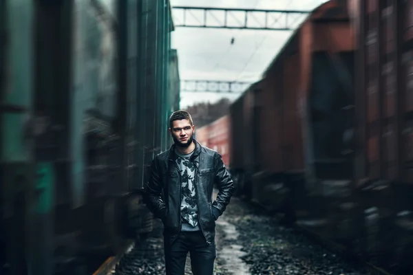 Homem com barba andando na ferrovia — Fotografia de Stock