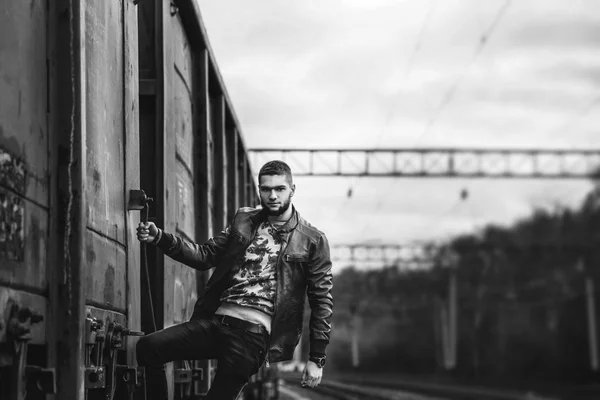 Человек с бородой ходит по железной дороге — стоковое фото