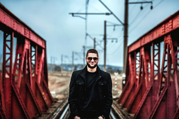 수염 철도에 걷는 남자 — 스톡 사진