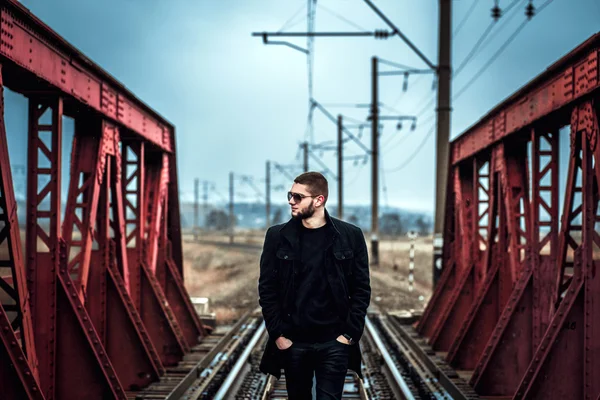 Homme à la barbe marchant sur le chemin de fer — Photo