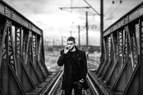 Homme à la barbe marchant sur le chemin de fer — Photo