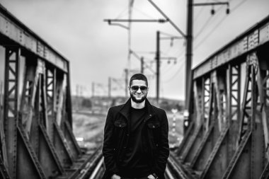 Demiryolu üzerinde yürüme sakallı