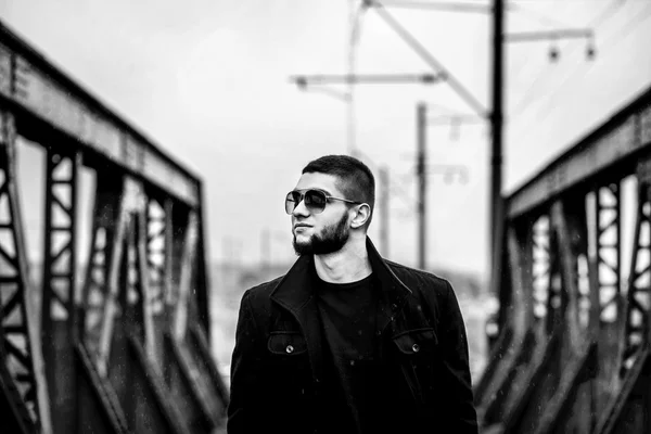 Homme à la barbe marchant sur le chemin de fer — Photo