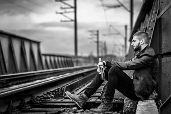 Mannen med skägget sitter på järnvägen — Stockfoto