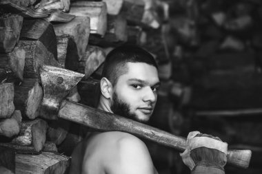 Adam yakacak odun stok yakınındaki bir balta ile