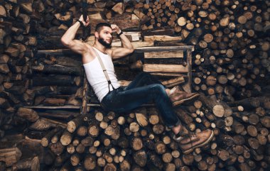 Adam yakacak odun stok yakınındaki bir balta ile
