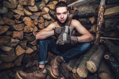 Adam yakacak odun stok yakınındaki bir balta ile