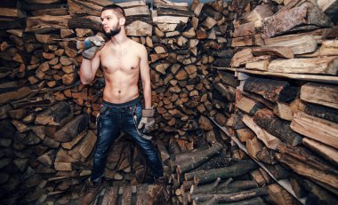 Adam yakacak odun stok yakınındaki bir balta ile