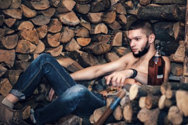 Adam yakacak odun stok yakınındaki bir balta ile