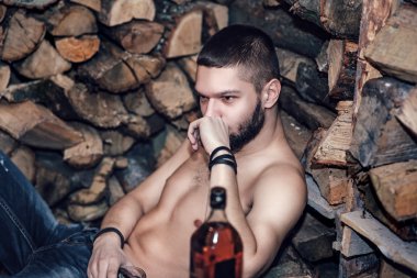 Adam yakacak odun stok yakınındaki bir balta ile