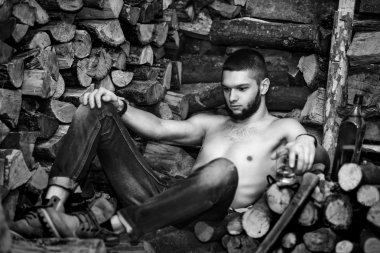 Adam yakacak odun stok yakınındaki bir balta ile