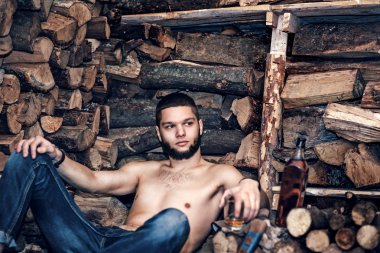 Adam yakacak odun stok yakınındaki bir balta ile