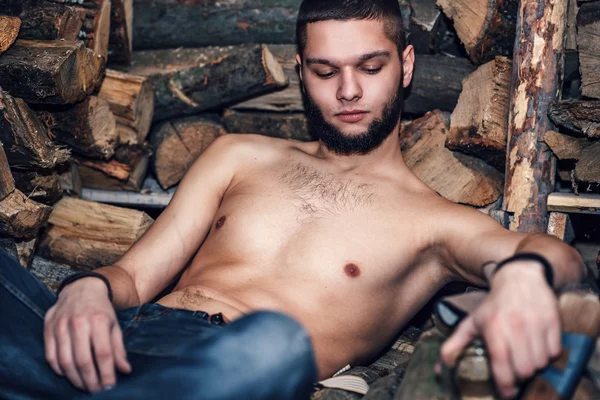 Sakal dinlenme yakacak odun stok yakınındaki adamla