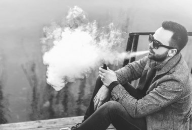 Sakal vaping açık olan adam