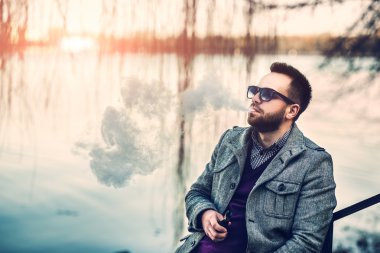 Sakal vaping açık olan adam