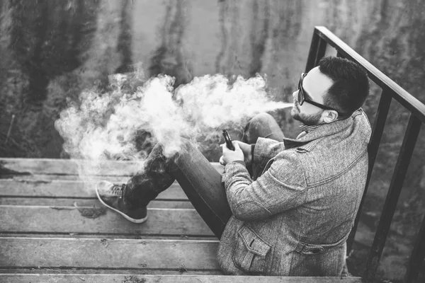 Homme avec barbe vaping extérieur — Photo