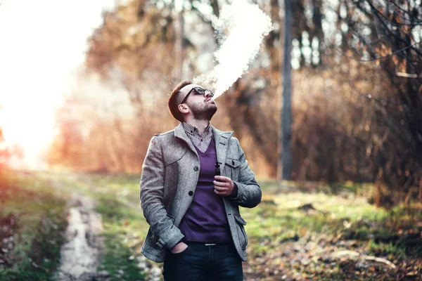 Homem fumando cigarro eletrônico — Fotografia de Stock