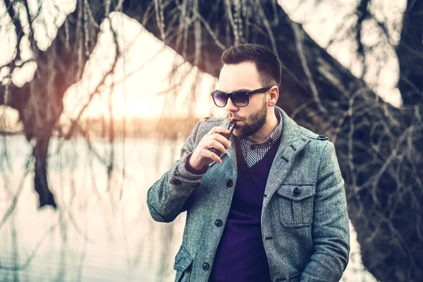 Man with beard  vaping outdoor — Stock Photo, Image