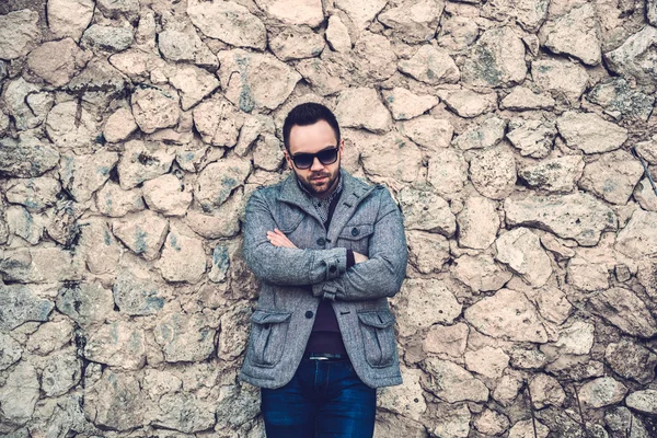 Homme avec barbe extérieure près du mur de pierre — Photo