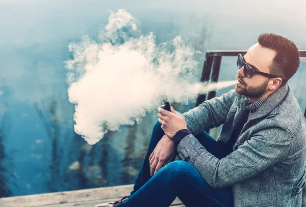 男性ひげ vaping 屋外で — ストック写真