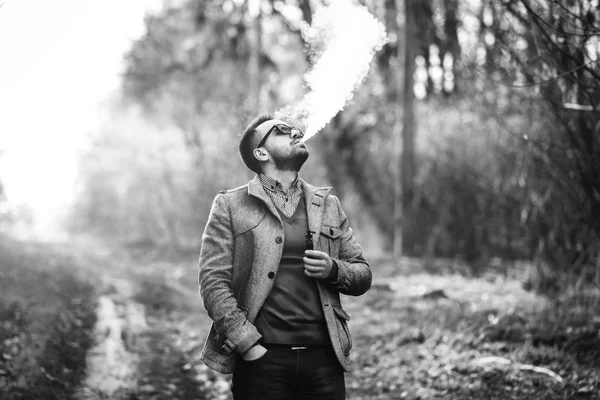 Homme avec barbe vaping extérieur — Photo