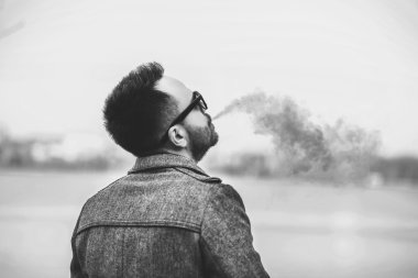 Elektronik sigarette adamla