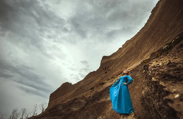 Femme en robe longue bleue — Photo