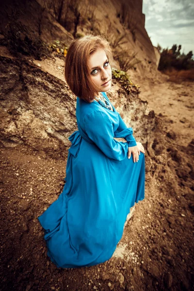 Mujer en vestido azul largo —  Fotos de Stock