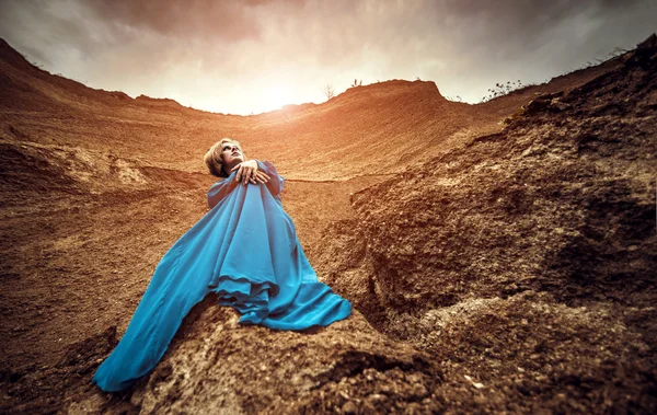 Vrouw in lange blauwe jurk — Stockfoto