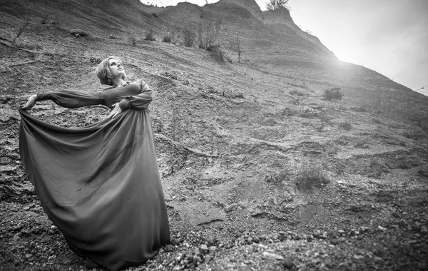 Γυναίκα στο μακρύ φόρεμα πάνω από το φαράγγι της άμμου — Φωτογραφία Αρχείου