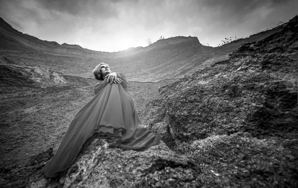 上沙峡谷的长裙子的女人 — 图库照片