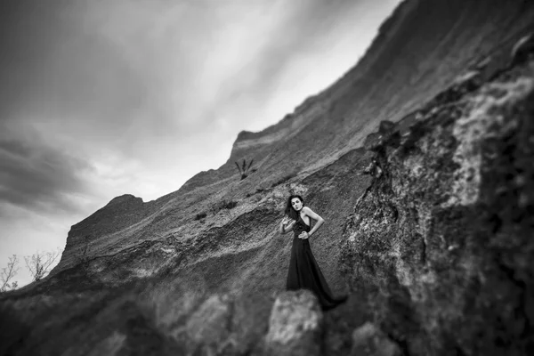 Donna in abito lungo sul canyon di sabbia — Foto Stock