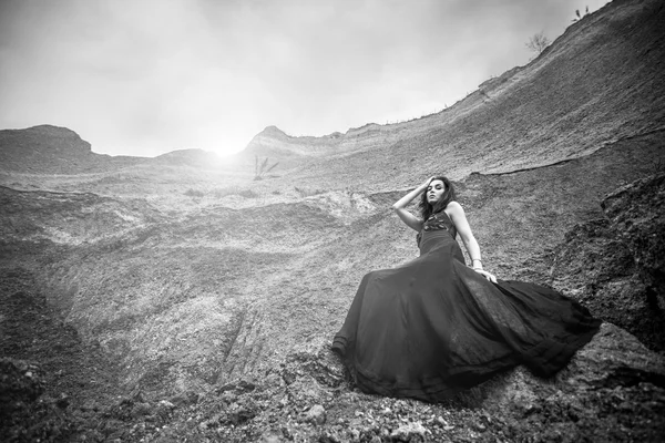 Vrouw in het zand canyon — Stockfoto