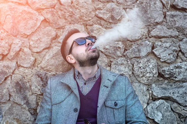 Homem com barba vaping ao ar livre — Fotografia de Stock