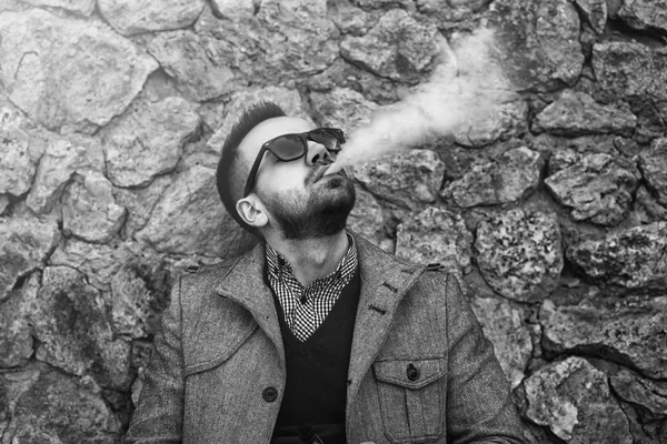 Homem com barba vaping ao ar livre — Fotografia de Stock