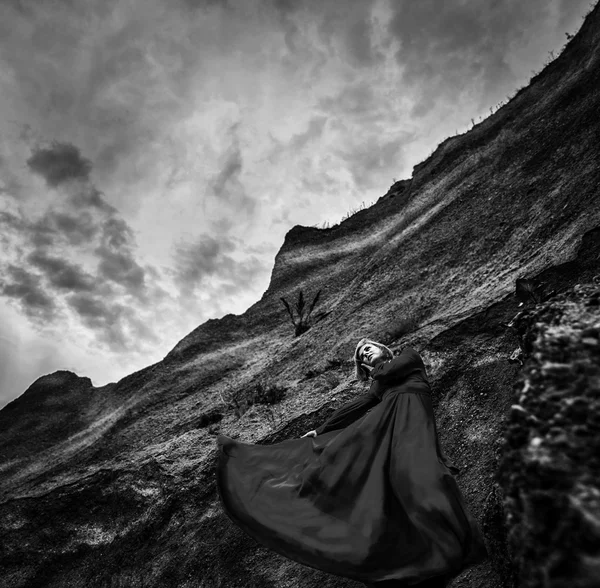 Femme en robe longue sur le canyon de sable — Photo