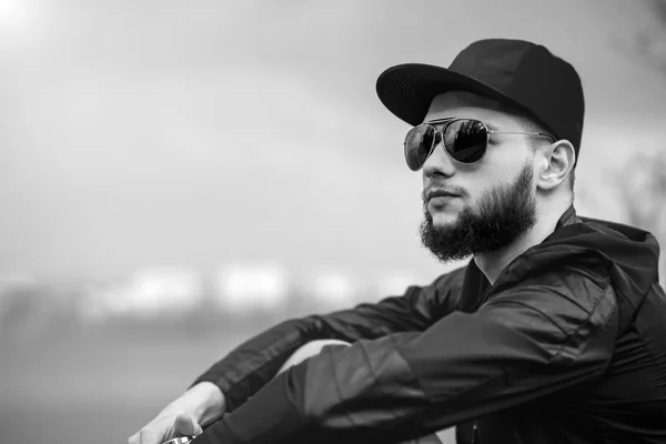 Homme avec barbe en plein air avec lac derrière — Photo