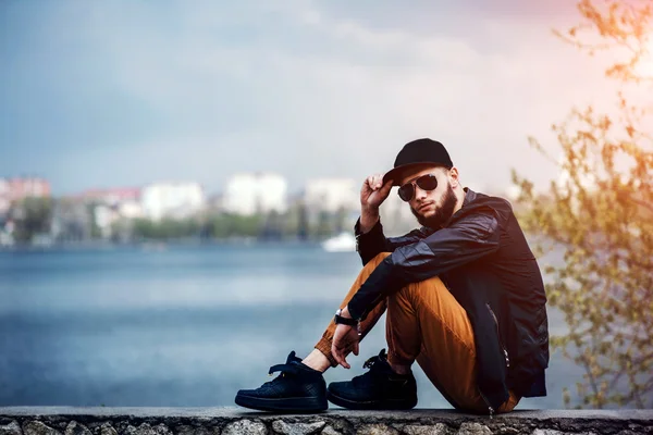 Homem com barba ao ar livre com lago atrás — Fotografia de Stock